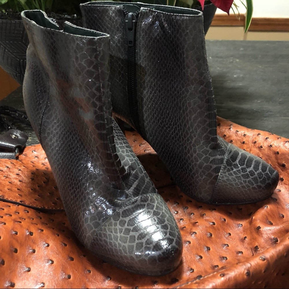 BANDOLINO Snake Skin Print Ankle Boot. Size 6.5